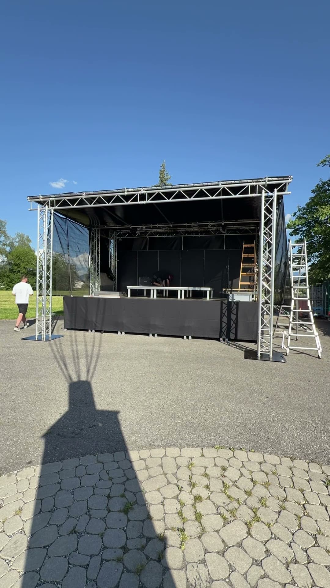 Aufgebauter Bühnenanhänger mit Truss-Dach im Freien