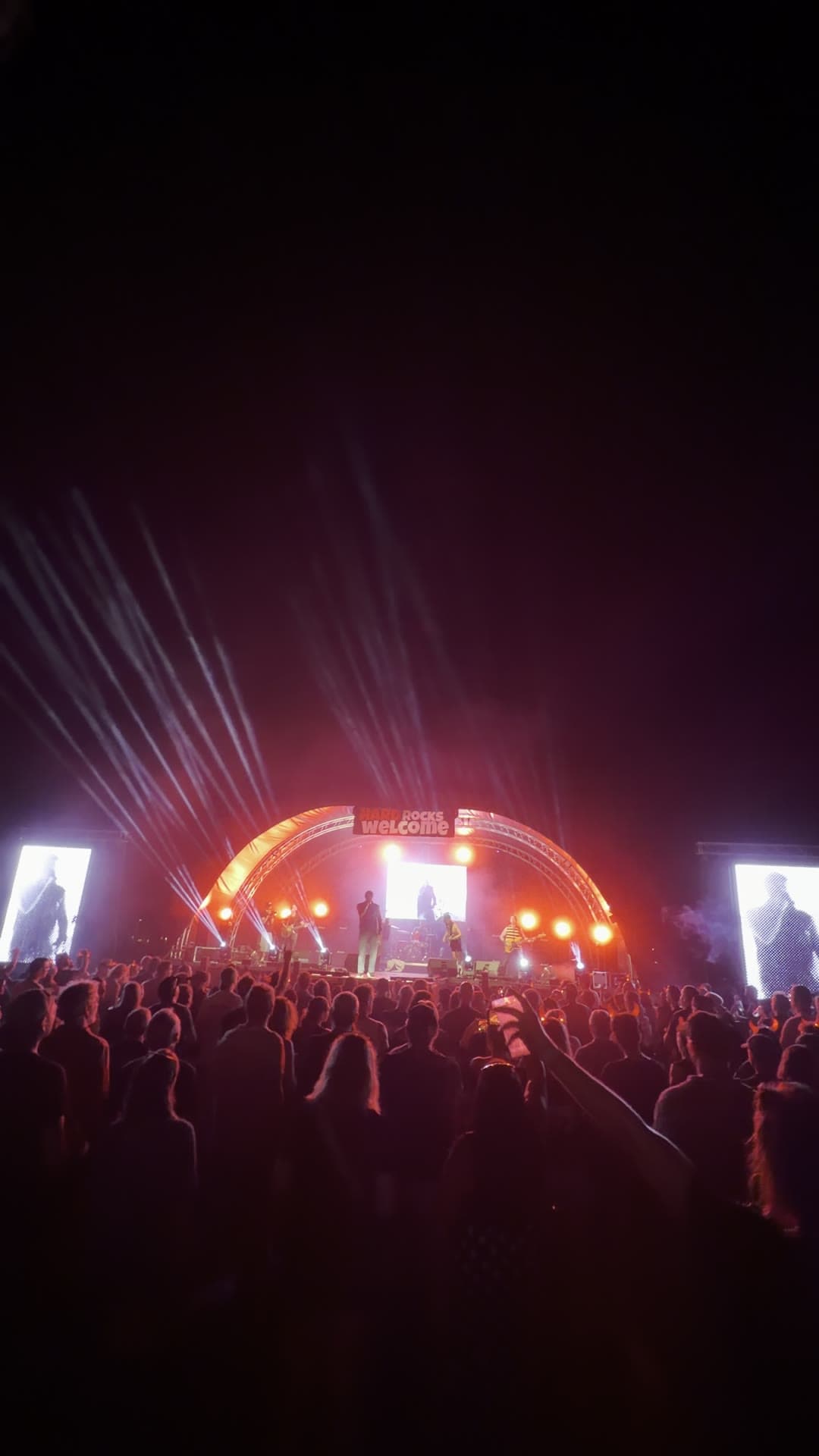 Hard Rocks 2026: Publikum vor der Bühne mit Beams
