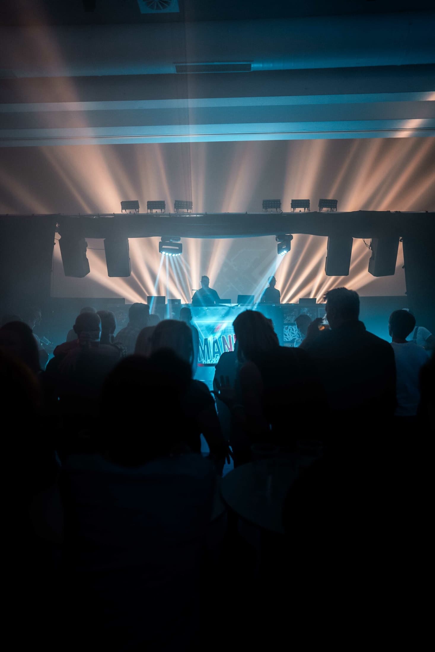 Publikum vor einer Bühne mit Lichtshow